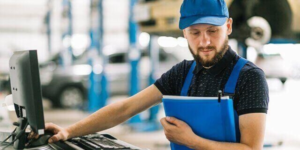 mężczyzna ze skoroszytem