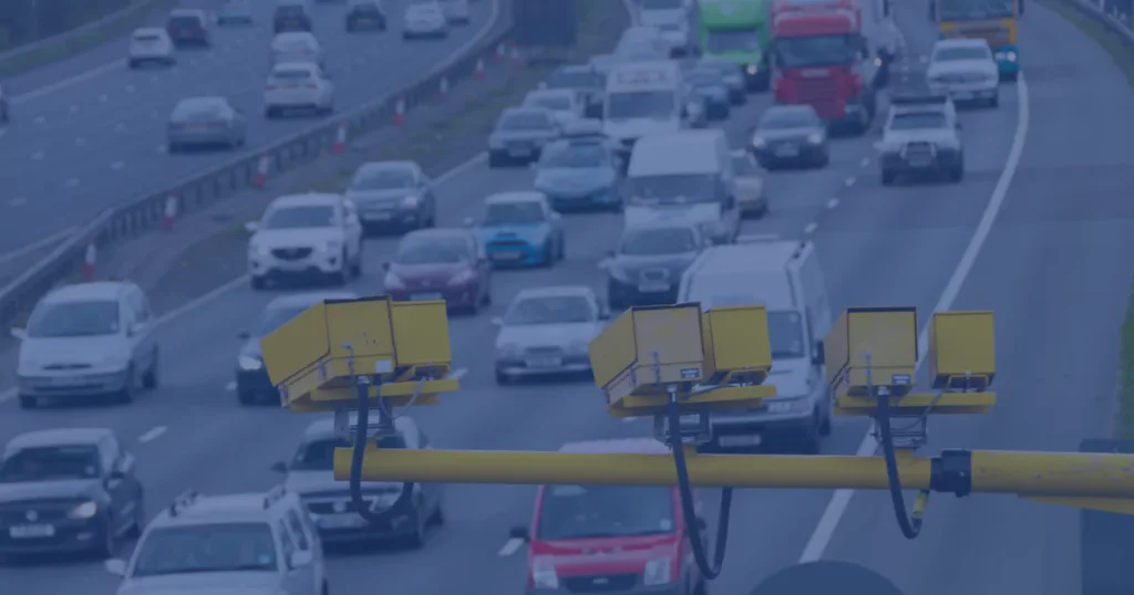 Zdjęcie prezentujące ruch na autostradzie z kamerami od odcinkowego pomiaru