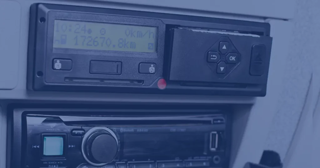 Zdjęcie przedstawiające tachograf w kabinie kierowcy
