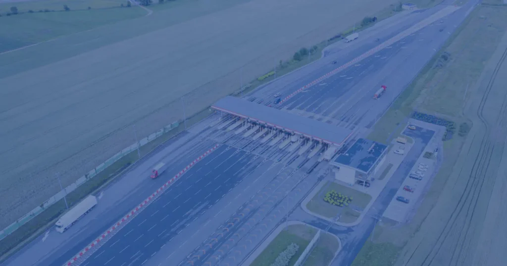 zakazy ruchu dla ciężarówek zdjęcie przedstawiające ujęcie autostrady z góry