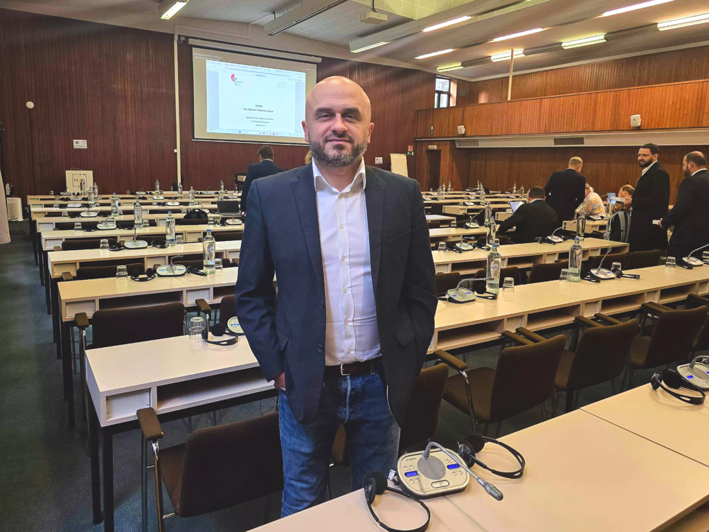 Zdjęcie przedstawiającej właściciela firmy Infolab na Zgromadzeniu ogólnym CORTE