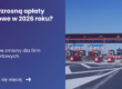 Grafika prezentującą z lewej strony tytuł artykułu Czy wzrosną opłaty drogowe w 2026? Z prawej zdjęcie poboru opłat za przejazd