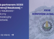 Grafika prezentująca z lewej strony tytuł Infolab partnerem XXXII konferencji naukowej. Z prawej zdjęcie ze strony organizatora