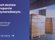 Grafika prezentująca z lewej strony tytuł artykułu: Łańcuch dostaw w transporcie z prawej strony zdjęcie rampy na której stoją palety z towarem załadunek do ciężarówki.