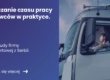 Grafika prezentująca z lewej strony tytuł artykułu: Rozliczanie czasu pracy kierowców w praktyce. Z prawej strony zdjęcie kierowcy w kabinie samochodu ciężarowego